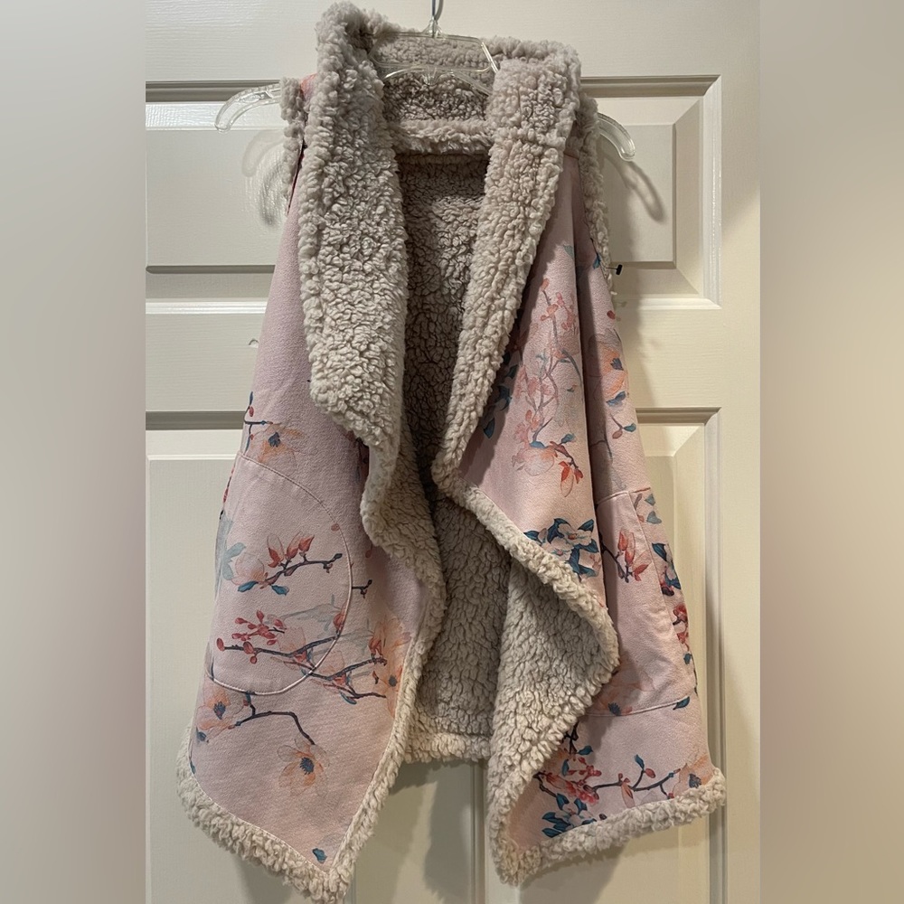 Pink velour vest with flowers